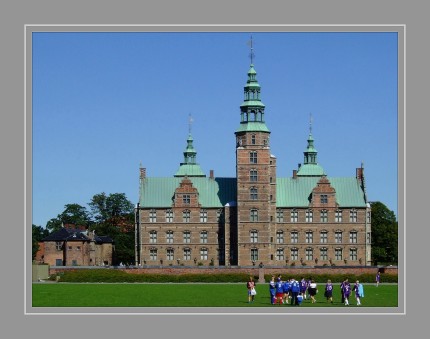 Schloss Rosenborg (dänisch: Rosenborg Slot) befindet sich am Rande des Königsgartens (Kongens Have) in der dänischen Hauptstadt Kopenhagen. Die Geschichte Rosenborgs reicht zurück bis in das Jahr 1606, als Christian IV. mehrere vor den nordöstlichen Wällen liegende Grundstücke kaufte und dort einen Lustgarten, den Königsgarten, (Kongens Have) anlegen ließ. In diesem Garten wurde anschließend ein zweistöckiges Sommerhaus errichtet, das 1607 fertiggestellt war. Dieses ursprüngliche Gebäude lässt sich auch heute noch im südlichen Teil Rosenborgs erkennen. Zwischen 1613 und 1615 wurde der nördliche Flügel Rosenborgs errichtet und zwischen 1616 und 1624 ein drittes Stockwerk und drei Türme hinzugefügt. Ab diesem Zeitpunkt verwendete Christian IV. den Namen Rosenborg für sein Schloss. Mit dem vom königlichen Baumeister Hans van Steenwinckel der Jüngere 1634 errichteten Turm an der Ostfassade war schließlich die heutige Form erreicht. Mit roten Ziegelsteinen, Dekorationen aus grauem Sandstein und seinen schlanken Proportionen orientiert sich Schloss Rosenborg am Stil der Niederländischen Renaissance. Rosenborg wurde bis 1710 als königliche Residenz genutzt.