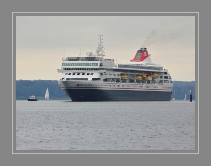 Die Braemar ist ein Kreuzfahrtschiff, das ursprünglich als Crown Dynasty der Effjohn International Crown Cruise Line in Auftrag gegeben wurde. Das Schiff wurde am 12. Dezember 1989 auf der Union Naval de Levante SA, Valencia in Auftrag gegeben. Die Kiellegung unter der Baunummer 198 fand am 21. März 1991, der Stapellauf am 31. Januar 1992 statt 