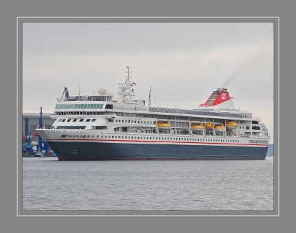 Das Kreuzfahrtschiff wurde 1991 auf Kiel gelegt, lief ein Jahr später vom Stapel und ging am 7. Juli 1993 auf Jungfernfahrt entlang der Ostküste der USA. Getauft auf den Namen Crown Dynasty wechselten einige Male die Eigner, wodurch das Schiff immer wieder neue Namen bekam. 2001 kaufte die Reederei Fred. Olsen Cruises Lines das Schiff und nannte es in Braemar um.