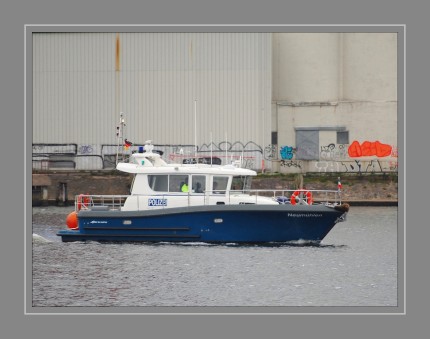 Als Ersatz für das z.Zt. in der Werft befindliche Streifenboot "DUBURG",  ist das Kieler Streifenboot "NEUMÜHLEN" in Flensburg im Einsatz. 