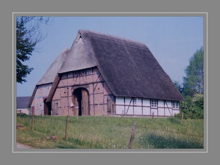 Auf dem 40 Hektar großen Gelände mit Wiesen, Gärten, Feldern und Teichen sind über 60 historische Gebäude, Hofanlagen und Mühlen der verschiedenen Landschaften Schleswig-Holsteins zu erleben. Mobiliar, Hausrat, Arbeitsgeräte, aber auch Tiere, wie sie früher auf den Höfen gehalten wurden, machen das vor mehr als 50 Jahren von einem ehrenamtlich geführten Trägerverein gegründete Freilichtmuseum Molfsee vor den Toren Kiels zu einem der beliebtesten Ausflugsziele in Schleswig-Holstein. Scan vom Dia