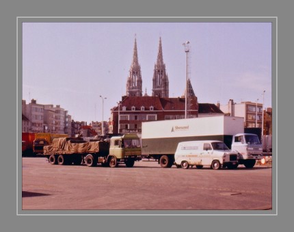 Im Hintergrund der Dom von Oostende