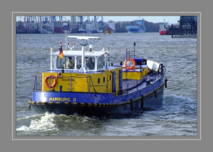 Das Schiff ist ein Bunkerboot im Hamburger Hafen.