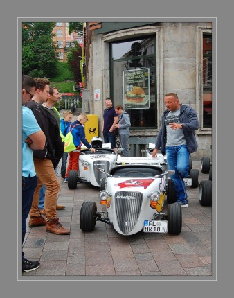  In motorisierten Seifenkisten durch Flensburgs Straßen düsen und dabei alle Sehenswürdigkeiten, die unser schönes Flensburg zu bieten hat, abfahren. Der Einsitzer hat eine 100 % Straßenzulassung und ist ein wahres Leichtgewicht. Mit gerade einmal 100 kg ist der kleine Flitzer extrem flink (bis zu 88 km/h) und wendig. Während der zweistündigen Tour im Konvoi mit Gleichgesinnten wird man selbst zu einer kleinen Sehenswürdigkeit. 