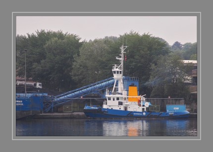 Flagge: Denmark  IMO: 8802064  MMSI: 219850000  Rufzeichen: 	OWQY2  Bruttoraumzahl: 	295  Länge: 	127 m x 19 m  Tiefgang (min/avg/max): 	4,0 m / 5,3 m /  9,3 m  Geschwindigkeit (Durchschn./Max.): 	8,6 kn 14,5 kn  Baujahr: 	1989  Deadweight: 	147 Tonnen 