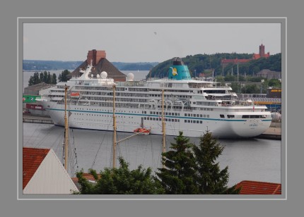  MS AMADEA auf einen Blick: Größe:   29.000 BRZ Länge:   	193 m Breite:   	25 m Höhe:    	ca. 38,40 m (zzgl. Tiefgang 7,50 m) Decks/Stockwerke:   	8 Baujahr:   	1991, als Asuka regelmäßige Renovierungen, 2016 geplanter Werftaufenthalt Antrieb:   	Mitsubishi MAN 2 x 11.700 PS Reisegeschwindigkeit:   	15 bis 18 Knoten Reederei:   	V-Ships, Monaco Flagge:   	Bahamas