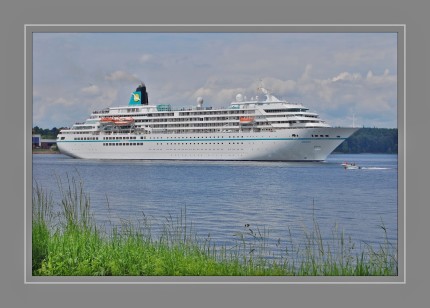 Die Amadea ist ein Kreuzfahrtschiff, das 1991 als Asuka für NYK Cruises in Japan gebaut wurde und jetzt für Phoenix Reisen fährt. Sie ist 192 m lang, 24,7 m breit und mit 29.008 BRZ vermessen. Der Tiefgang beträgt 6,5 m