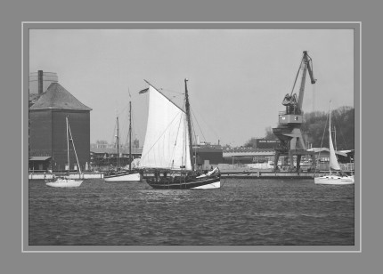 Analogfoto. Scan vom Negativ. Kamera: Canon T70 Film: Ilford Delta 100 Entwickler: Ilfosol 3 Die Mytilus ist ein deutscher Gaffelkutter mit Heimathafen Hamburg-Övelgönne und segelt mit Pfadfinder- und Jugendgruppen auf Ost- und Nordsee.