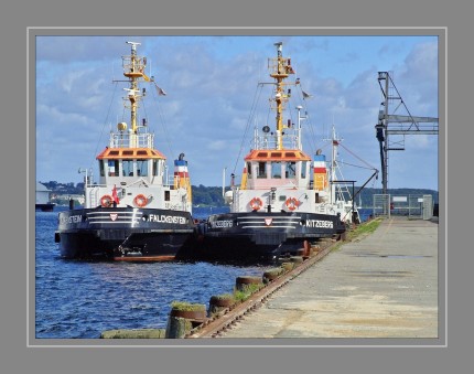 Schlepper, auch Schleppschiffe genannt, (engl. tugboat oder tug) sind Schiffe mit leistungsstarker Antriebsanlage, die zum Ziehen und Schieben anderer Schiffe oder großer schwimmfähiger Objekte eingesetzt werden. Meist werden zum Ziehen Schlepptrossen verwendet, die am Schlepper an Haken eingehängt oder an Seilwinden aufgerollt sind. In Deutschland gibt es zusammen mit den Schubschiffen 450 Stück 