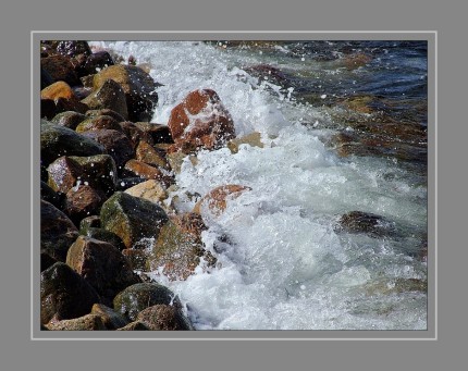 Die Gischt (fachsprachlich auch: der Gischt) ist das weißliche Gemisch aus Wasser und Luft, das entsteht, wenn das Wasser natürlicher oder künstlicher Gewässer durch mechanische Einwirkung aufgewühlt wird. Derartige mechanische Einwirkungen können sein:     starker Wind     die Schraube oder der Bug eines Bootes oder Schiffes     Fall aus großer Höhe (z. B. bei einem Wasserfall)     das schnelle Strömen von Wasser gegen Hindernisse (z. B. bei Stromschnellen oder an einer felsigen Küste) 