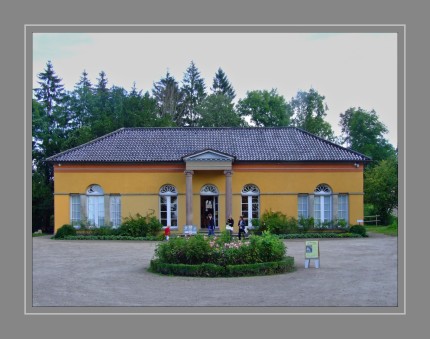 Eine Orangerie ist ein historischer repräsentativer Garten für Zitruspflanzen. Während Orangerie im 17. und 18. Jahrhundert als Synonym für „Sammlung von exotischen, nicht winterfesten Gewächsen“ stand und die Aufstellung solcher Gewächse im Freien bezeichnete, ist der Begriff seit dem 18. Jahrhundert auf die Gebäude übertragen worden, in denen die Sammlungen untergebracht waren. Orangerien wurden insbesondere im Zusammenhang von repräsentativen Schloss- und Gartenanlagen des Barocks bekannt.