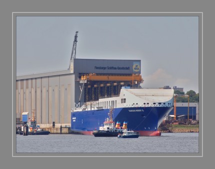 Bei der Flensburger Schiffbau-Gesellschaft (FSG) ist  eine neue Fähre vom Stapel gelaufen. Das 181 Meter lange Schiff für eine australische Reederei wird nicht mit Diesel angetrieben sondern mit Flüssiggas (LNG). Nach Angaben der Werft ist es das erste Schiff dieser Art, das in Flensburg gebaut wurde, und eines der wenigen dieser Größe weltweit. Die Technik gilt als umweltfreundlich, aber kompliziert. Das Schiff soll künftig zwischen Melbourne und der Insel Tasmanien fahren.  