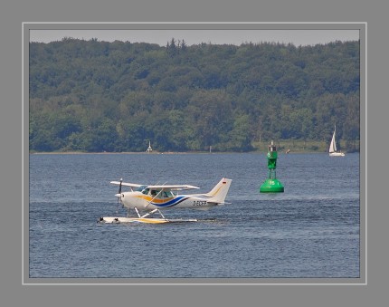 Wasserflugzeug ist der Sammelbegriff für Flugzeuge, die ausgerüstet sind, um regelmäßig auf Gewässerflächen starten und landen zu können. Unterteilt wird die Kategorie der Wasserflugzeuge in Schwimmerflugzeuge und Flugboote. Besteht die Fähigkeit, dass ein Wasserflugzeug durch ein zusätzliches Radfahrwerk auch auf Flugplätzen an Land operieren kann, spricht man von einem Amphibienflugzeug. Trotz der Unabhängigkeit von Flugplätzen gelten die allgemeinen Flugregeln.