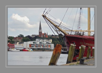 Blick auf das Ostufer mit Kirche St. Jügen.