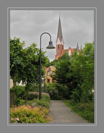 Die Gemeinde von St. Jürgen wurde am 1. Juli 1895 gegründet, womit man sich vom Kirchspiel Adelby löste. Da sie keine Kirche besaß, feierte die Gemeinde zunächst ihren Gottesdienst in der Heiliggeistkirche[2], die damals noch der St.-Marien-Gemeinde gehörte. Im Jahr 1900 kam es dann zur Eingemeindung von Jürgensby. Die Kirche wurde etwas später, in den Jahren 1903 bis 1907, an der Stelle des ehemaligen St.-Jürgen-Hospitals, eines mittelalterlichen Hospitals für Lepra- und Pestkranke, das aber schon lange vor dem Bau nicht mehr existierte, errichtet[2][3] und nach dem heiligen Georg benannt – die norddeutsche Variante des Namens Georg lautet Jürgen.