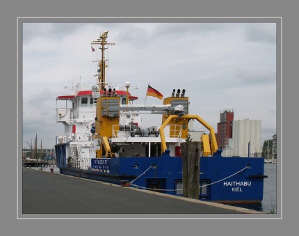 Die „Haithabu“ ist ein modernes Gewässerüber- wachungsschiff des Landes Schleswig-Holstein