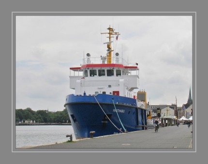 Die „Haithabu“ ist ein modernes Gewässerüber- wachungsschiff des Landes Schleswig-Holstein und  ersetzt seit 2014 in der Ostsee die vorherige 1982 in  Dienst gestellte „Haithabu“. Betrieben wird das Schiff  vom Landesbetrieb für Küstenschutz, Nationalpark  und Meeresschutz (LKN-SH). 