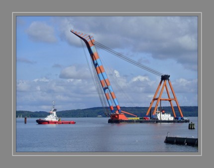 Der Schwimmkran aus dem dänischen GREENAA wird hier gezogen vom Schlepper  „ASTERIX“.