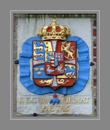Auf einer Tafel an der Nordseite befindet sich das Flensburger Stadtwappen und das Wappen des dänischen Königs Christian IV. Über dem Wappen des Königs steht der Wahlspruch des König Christian IV.: Regna Firmat Pietas – Frömmigkeit stärkt die Königreiche. Das Tor schmückt zudem über dem Flensburg-Wappen die Inschrift Friede ernährt, Unfriede verzehrt.