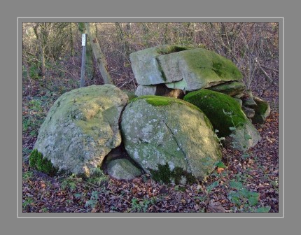 An der Straße nach Ellund und an der Umgehungsstraße nach Wassersleben befinden sich Steingräber, unter anderem die Langbetten von Harrislee und der Rovhoj. Sehr beeindruckend aufgrund seines Alters ist der Rovhoj – ein Dolmen, der bereits zwischen 3500 und 2800 v. Chr. entstand! Dolmen sind historische Monumente und wurden seinerzeit als Ausdruck neolithischer Gesellschaften genutzt. Die simpel erscheinenden riesigen Steine sind Zeugnis der Vergangenheit und wurden auch zur Bestattung in der Bronzezeit genutzt.