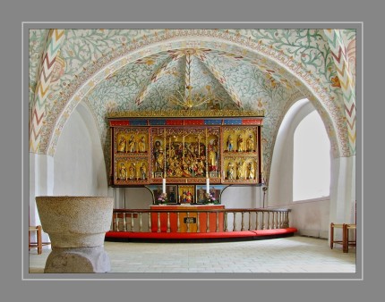 In der Mitte des Paradiesgartens erhebt sich der Altar wie ein goldener Lebensbaum. Eine Inschrift legt die Entstehung des Altars auf das Jahr 1520 fest. Aber leider kennen wir weder den Künstler, der den Altar geschaffen hat, noch den Ort der Entstehung. Das Hauptthema des Altarbildes ist die Leidensgeschichte unseres Herrn. In der Mitte des Bildes kann man die schrecklichen Geschehnisse von Karfreitag verfolgen, so als ob man einem mittelalterlichen Mysterienspiel zuschauen würde.