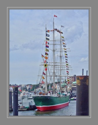 Die Rickmer Rickmers ist ein dreimastiges stählernes Frachtsegelschiff, das heute als Museums- und Denkmalschiff im Hamburger Hafen bei den St. Pauli Landungsbrücken liegt. Auf der Werft der Bremerhavener Reederei Rickmer Clasen Rickmers lief die Rickmer Rickmers als Vollschiff im August 1896 vom Stapel. Es wurde nach dem Enkel des Reeders, Rickmer Rickmers (1893–1974), benannt.