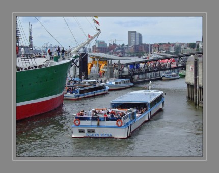 Wegen ihrer besonders langen und flachen Konstruktion lässt sich Klein Erna unkompliziert über die Wasserwege von Hafen und Speicherstadt manövrieren