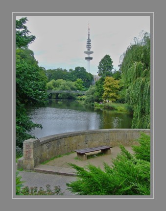  Zwischen Congress Center Hamburg (CCH) und Millerntor schlägt Hamburgs grünes Herz: Planten un Blomen. Der traditionsreiche Park beherbergt verschiedene Themengärten, darunter den Alten Botanischen Garten Hamburg und einen der größten Japanischen Landschaftsgärten Europas. Planten un Blomen bietet weit mehr als die namensgebenden „Pflanzen und Blumen“   