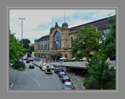 Der Bahnhof Hamburg Dammtor, so benannt nach dem Dammtor, einem ehemaligen Tor der Stadtbefestigung, ist ein Fernbahnhof der Bahnhofskategorie 2 für den Eisenbahn- und S-Bahn-Verkehr in Hamburg. Die heutige Anlage wurde 1903 eröffnet und ersetzte den vorherigen Bahnhof an der Hamburg-Altonaer Verbindungsbahn. Er war als Paradebahnhof für Staatsbesuche vorgesehen. Hamburg Dammtor ist nach Anzahl der Reisenden der drittgrößte der fünf Hamburger Fernbahnhöfe, obwohl er nur zwei Bahnsteige besitzt. Der nordöstliche Bahnsteig ist dem S-Bahn-Verkehr vorbehalten, die beiden Gleise sind dazu seit 1939 mit Stromschienen elektrifiziert, bis 1955 auch mit Oberleitung für die damaligen Wechselstrom-Züge. Die beiden Gleise am sogenannten Fernbahnsteig werden von den Fern- und Regionalzügen befahren und besitzen eine Oberleitung. 