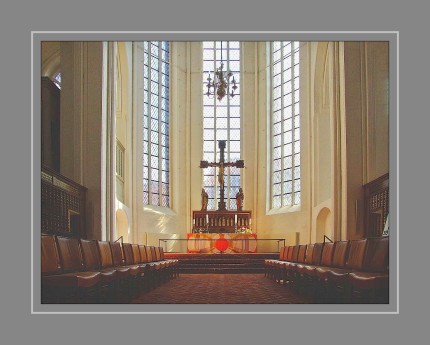 Auffällig ist, dass der Altar keinen Aufsatz besitzt. Der Altartisch wurde 1845 aus einer Kalksteinfliese der Vorhalle geformt. Über dem Altar hängt ein Triumphkreuz aus der Zeit um 1300, das aus der Kirche von Egebjerg bei Holbæk stammt. Die gotischen Nebenfiguren (heilige Jungfrau und Johannes) stammen aus der Kirche von Seem bei Ripen. Das Bild aus der Haupttafel des ursprünglichen Altars von 1641 blieb jedoch erhalten und hängt heute im südlichen Seitenschiff.