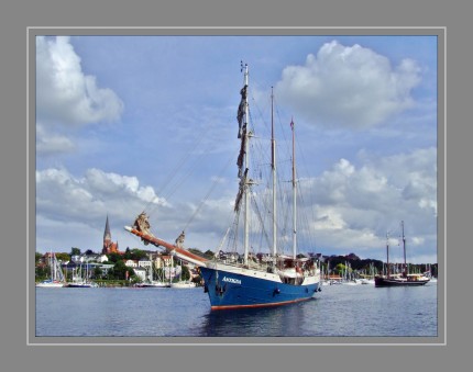Die Barkentine Antigua segelt schon seit mehr als einem halben Jahrhundert auf europäischen Gewässern. Das Schiff wurde 1957 in Großbritannien als Fischereischiff gebaut. 1993 hat man die Antigua mit viel Sorgfalt und Gefühl für maritime Details zu ihrer jetzigen Form, einem typischen Dreimaster, umgewandelt.