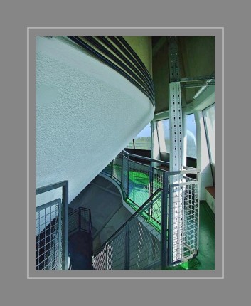 „Flensburgs Aussichtsturm“, oder „Blumenvase“, wie der Wasserturm liebevoll genannt wird, hat ein Fassungsvermögen von etwa 1,5 Millionen Litern. In 26 Metern Höhe führt ein Rundgang um den Wasserspeicher. Von der Aussichtsplattform hat man einen herrlichen Blick über Flensburgs Umgebung. Die Plattform kann über eine Treppe und einen Aufzug erreicht werden