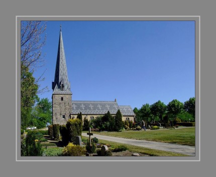 Weithin sichtbar auf dem Langberg thront die große Handewitter Kirche mit ihrem markanten Schieferdach. Im 13. Jahrhundert erbaut, brannte sie 1882 durch Blitzschlag nieder. 1883/84 wurde sie im Stil der Neugotik von den Baumeistern Prale und Nielsen neu errichtet. Nur die Westecken stammen noch vom romanischen Vorgängerbau. 1964 ist sie vollständig renoviert worden mit einem neuen westlichen Eingang. Erst 2001 erfolgte der Abschluss der Restaurierung im Innenraum