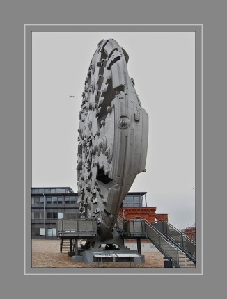 Die Schildvortriebsmaschine TRUDE, ein Akronym für Tief Runter Unter Die Elbe, war mit einem Außendurchmesser von 14,20 Metern die damals größte Tunnelbohrmaschine der Welt. Für die Erweiterung des neuen Elbtunnels in Hamburg wurde zwischen Oktober 1997 und März 2000 im Schildvortriebsverfahren eine 2560 Meter lange vierte Röhre unter dem Flussbett der Elbe hindurch gebohrt. Die Tunnelbohrmaschine mit einem Gewicht von über 2000 Tonnen trug etwa 400.000 Kubikmeter Sand, Geröll und Steine mit einer durchschnittlichen Geschwindigkeit von 6 Metern pro Tag ab.