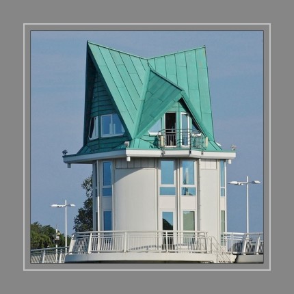 Die Schleibrücke in Kappeln ist eine zweiflügelige Doppel-Klappbrücke, die die Schlei überquert und damit die Landschaften Angeln und Schwansen verbindet. Sie wurde von 2000 bis 2002 gebaut und am 2. Dezember 2002 für den Verkehr freigegeben.