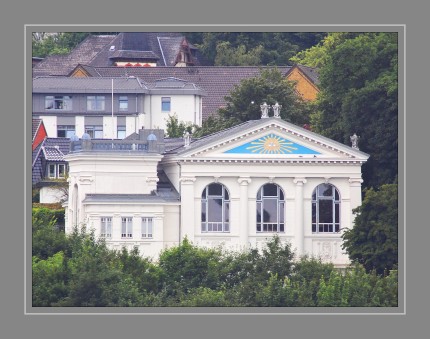Über der Stadt Flensburg, malerisch am Hang der Förde gelegen, steht das Flensburger Logenhaus. Dieses Haus ist zweifellos eines der schönsten Häuser in Flensburg.