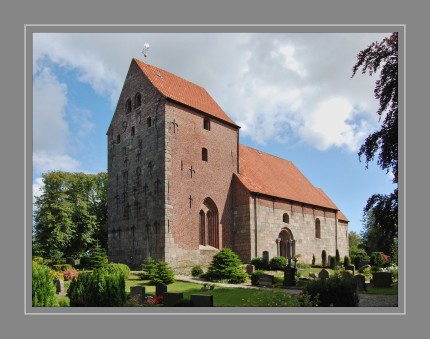 Die Kirche in Munkbrarup ist ein schlichter Bau aus Granitquadern, dem Baustoff, der in alten Gräbern der Umgebung reichlich vorhanden war. Sie wurde nach der Fertigstellung des Schleswiger Domes, ca. 1182, von den Handwerkern der Dombauhütte errichtet und dem Heiligen Laurentius geweiht. Die aufwändige Bauweise lässt vermuten, dass der Bau im Auftrag des Königs errichtet wurde – wie drei weitere Kirchen in Angeln am sogenannten Königsweg von Schleswig nach Kopenhagen.