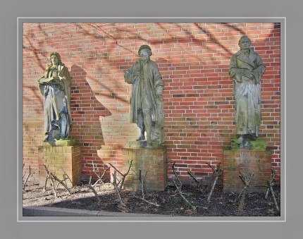 Die 3 Standbilder von Gauss, Brüggemann und Carstens befinden sich an der Seitenfassade von Gebäude 9-10 der Flensburger Fachschule für Technik und Gestaltung, Schützenkuhle.  Der Künstler sowie der ursprüngliche Standort sind noch unbekannt.