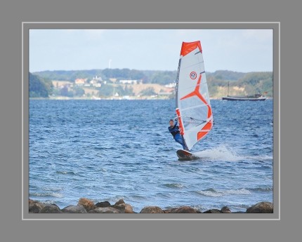 Windsurfen (früher auch Brettsegeln oder Stehsegeln genannt) ist eine Wassersportart, bei der man, auf einem Surfbrett stehend, ein Segel zur Fortbewegung nutzt. Das Segel ist dreh- und kippbar mit dem Brett verbunden, was spektakuläre Manöver und Tricks ermöglicht. Die in den USA entwickelte Sportart wurde zur Trendsportart und hat sich weltweit etabliert.