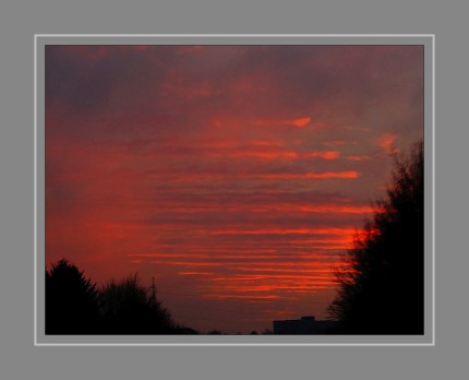 Als Abendrot bezeichnet man eine rötliche Färbung des Abendhimmels bei tiefem Sonnenstand, also in der Regel bei Sonnenuntergang. Diese Färbung bei möglichst gering bewölktem Himmel im Westen geht danach in die Dämmerung über. Ein roter Abendhimmel gilt nach Bauernregeln als Vorzeichen für schönes Wetter (Abendrot, gut Wetterbot).