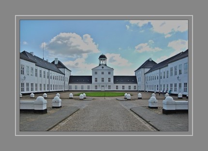Schloss Gravenstein (selten auch Grafenstein; dänisch: Gråsten Slot) ist die Sommerresidenz des dänischen Königshauses. Es liegt in Gråsten (deutsch: Gravenstein) in der Nähe von Sønderborg (deutsch: Sonderburg) und der deutschen Grenze. Der eigentliche und ursprüngliche Name des Schlosses war Grauenstein, der so auch wörtlich ins Dänische übersetzt wurde. Das Schloss „to dem graven (grauen) stene“  wurde ursprünglich in den Jahren 1700–1708 für Carl von Ahlefeldt, Statthalter der königlichen Landesteile in Schleswig und Holstein, im barocken Stil gebaut. Ihm gehörte der adlige Güterkomplex Seegaard-Gravenstein. Im Jahre 1757 brannten große Teile der Anlage ab. Im Jahre 1758 erfolgte der Wiederaufbau des Schlosses, bei dem die Fassaden schlichter als zuvor gestaltet wurden. Das weiß getünchte Gebäude besteht aus drei Flügeln, die einen Ehrenhof umschließen.
