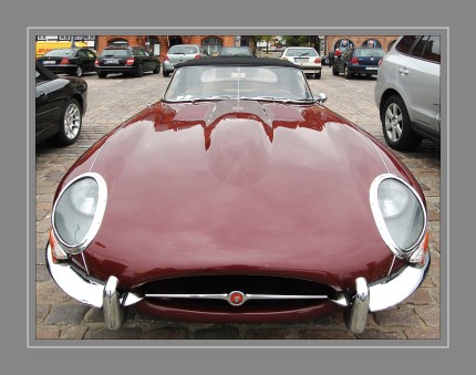 1948 stellte Jaguar auf der London Motor Show einen neuen XK 120 genannten Sportwagen vor (XK stand für den Motor und 120 für die erreichbare Höchstgeschwindigkeit in Meilen). 1996 belebte Jaguar die Modellbezeichnung XK wieder. Der intern Jaguar X100 genannte Sportwagen wurde als Coupé und Cabrio wahlweise mit einem Saugmotor als XK oder mit einem Kompressor-Motor als XKR angeboten.