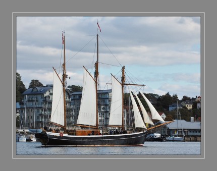 Das Schiff mit einem kupferummantelten Holzrumpf wurde 1920 gebaut, und als Frachtsegler in den schon damals zu Dänemark gehörenden grönländischen Gewässern eingesetzt. Im Winter ließ man das Schiff in einer Bucht einfach einfrieren und sobald außerhalb wieder freies Wasser sichtbar wurde, das Schiff freigesägt oder notfalls freigesprengt. Hier wird für 35 gekocht Hier wird für 35 gekocht Eine kleine Bucht in Grönland ist sogar nach der Fylla benannt, allerdings aus einem eher unrühmlichen Grund. Ein defektes Seeventil hatte zum Sinken des Schiffes geführt und der Bucht den Namen des anschließend wieder gehobenen Schiffes verschafft. 