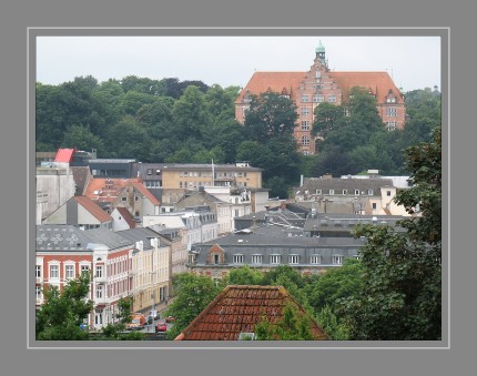 Der Museumsberg Flensburg ist mit seinen zwei Häusern eines der größten Museen Schleswig-Holsteins. Seit seiner Gründung 1876 widmet sich das Museum der Kunst- und Kulturgeschichte des ehemaligen Herzogtums Schleswig, dessen nördliche Hälfte seit 1920 zu Dänemark gehört. In frisch gestalteten Räumen zeigt die Dauerausstellung des Heinrich-Sauermann-Hauses Kunst- und Kulturgeschichte vom Mittelalter bis ins 19. Jahrhundert. 