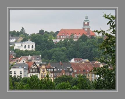 Die Westliche Höhe  ist ein Stadtteil von Flensburg. Der Stadtteil liegt auf der Anhöhe westlich der Hafenspitze an der Flensburger Förde. Der seltene Gegenbegriff „Östliche Höhe“ bezeichnet den Stadtteil Jürgensby oder Fruerlund.