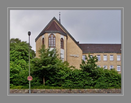 Die Ev.-Luth. Diakonissenanstalt ist eine selbstständige Kirchengemeinde mit Gottes-diensten, Taufen, Trauerfeiern und Seelsorge. Mitten im Krankenhaus ist die DIAKO-Kirche eingebaut. Ärzte und Pflegekräfte kommen von den Stationen in ihren weißen Kitteln in die Gottesdienste, zu Andachten oder zu Friedensgebeten. Und nicht selten „rollt“ ein Patient direkt mit dem Bett in die Kirche.