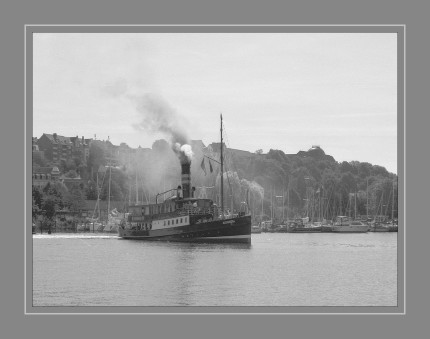 Die ?Alex? ist das schwimmende Wahrzeichen von Flensburg und wurde im Jahr 1908 gebaut. Sie ist der einzige noch seegehende Salondampfer Deutschlands.