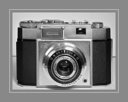 ZEISS Ikon Contina  IIa 527/24   1955 - 1958 Die Kamera hat einen entkoppelten Belichtungsmesser. 