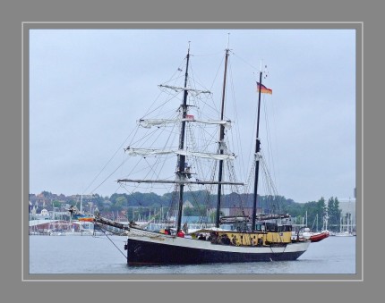 Die "Störtebeker" lief im Jahr 1885 in England als Heringslogger vom Stapel. Um der rauhen See rund um Island gewachsen zu sein, wurde ihr Rumpf aus Stahl gefertigt. Nach wechselvoller Geschichte mit vielen Eignerwechseln verlor das Schiff seinen ursprünglichen Charakter als Segelschiff in den 40er Jahren, als die Takelage entfernt und ein starker Motor seinen Platz im Maschinenraum fand. Weitere vierzig Jahre später war die Zeit der "Störtebeker" als fahrendes Schiff dann zunächst vorbei und nach 95 Jahren treuer Dienste wurde sie aufgelegt. Nach fünf Jahren, im Jahr 1985 erstrahlte sie jedoch in neuem Glanz und wurde als Barkentine wieder zu Wasser gelassen. Es folgten weitere Umbauten und Modernisierungen unter den neuen und jetzigen Eignern in den Jahren 2001/2002, was jedoch dem ursprünglichen maritimen Charakter dieses schönen Rahseglers keinen Abbruch tat. Ein Schiff, dass die Herzen vieler Segelbegeisterter höher schlagen läßt.