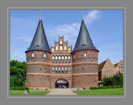 Das Wahrzeichen der Stadt Lübeck ist das Holstentor. Das heutige Holstentor wurde von 1464 bis 1478 als Mittleres Holstentor erbaut. Schon während der Bauzeit erwies sich der morastige Grund als instabil. Die starke Neigung des spätgotischen Gebäudes erkennt man noch heute. 